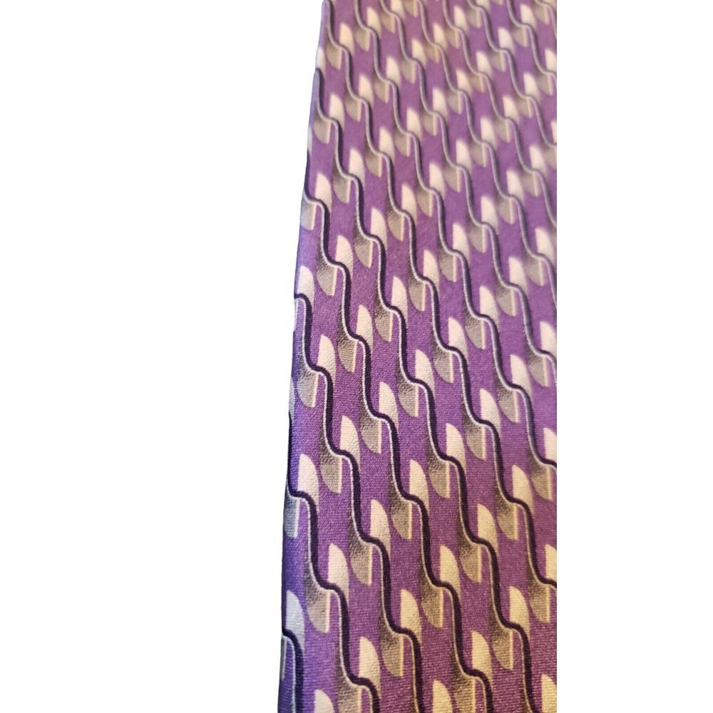 VIntage Van Heusen Mens Necktie Tie Purple Geometric 100% Silk Handmade